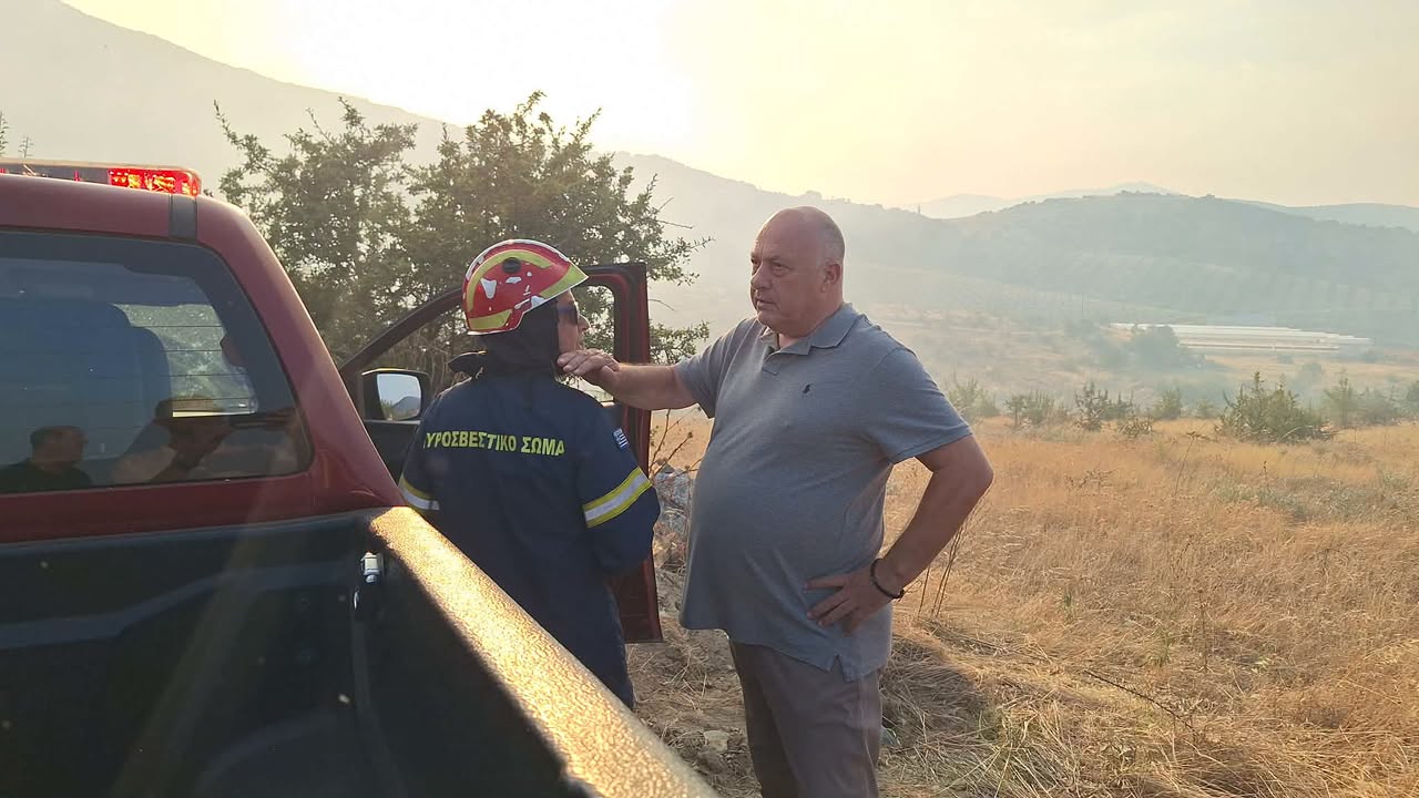 Στο μέτωπο της πυρκαγιάς στις Αλυκές ο Αχιλλέας Μπέος [εικόνες]