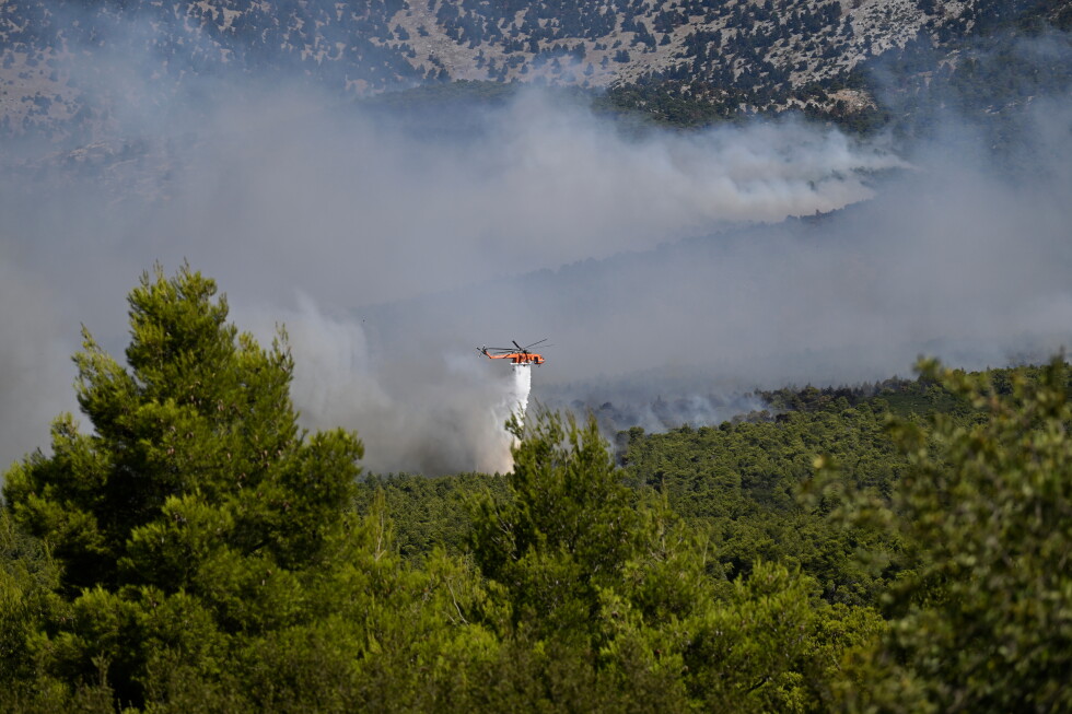 ΕΚΤΑΚΤΟ: Σύγκρουση πυροσβεστικών ελικοπτέρων στη Ψάθα – Επιχείρηση διάσωσης