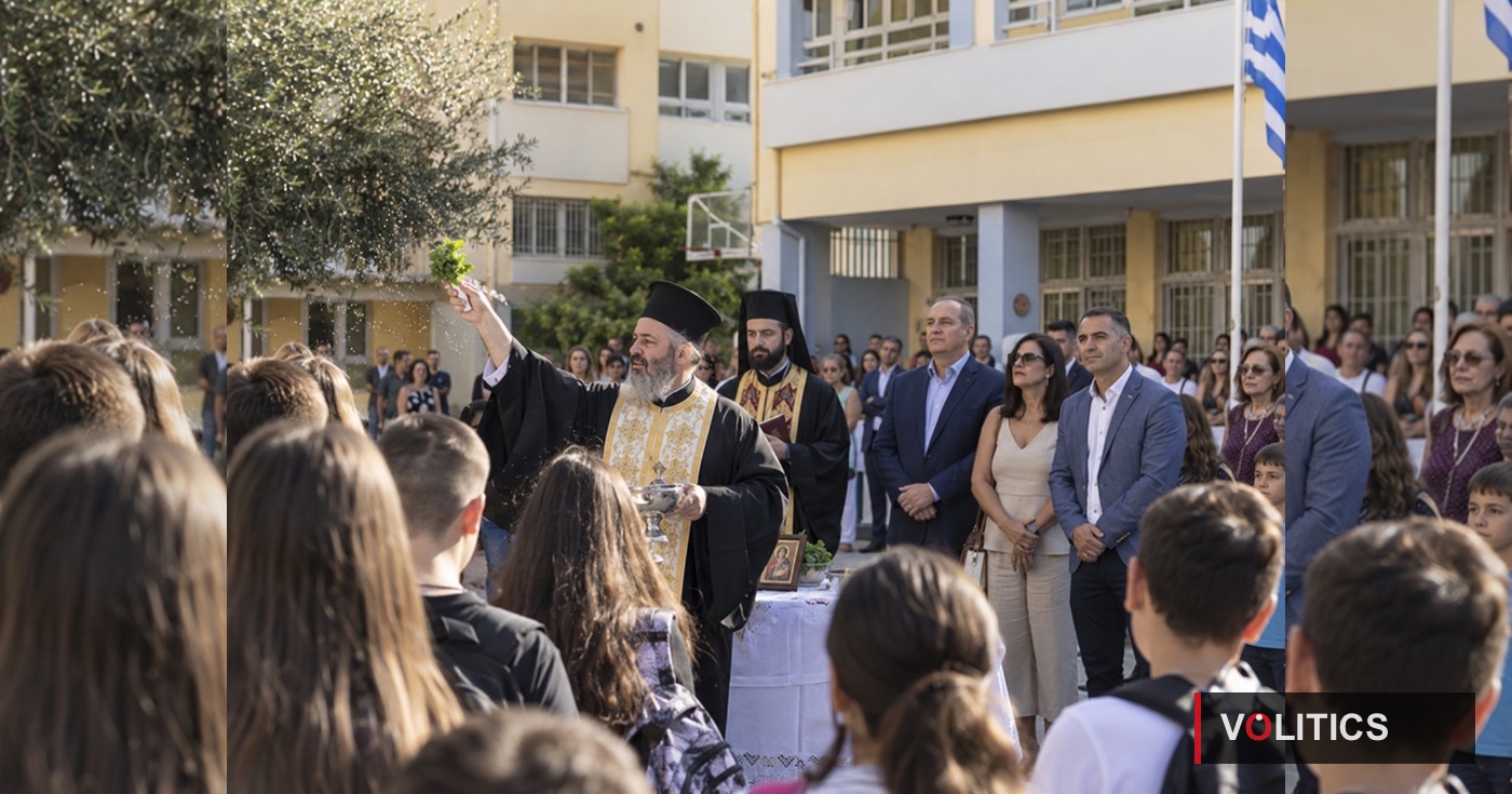 Στα σχολεία για τη φωτογραφία, απόντες για τα προβλήματα: Οι αγιασμοί της υποκρισίας
