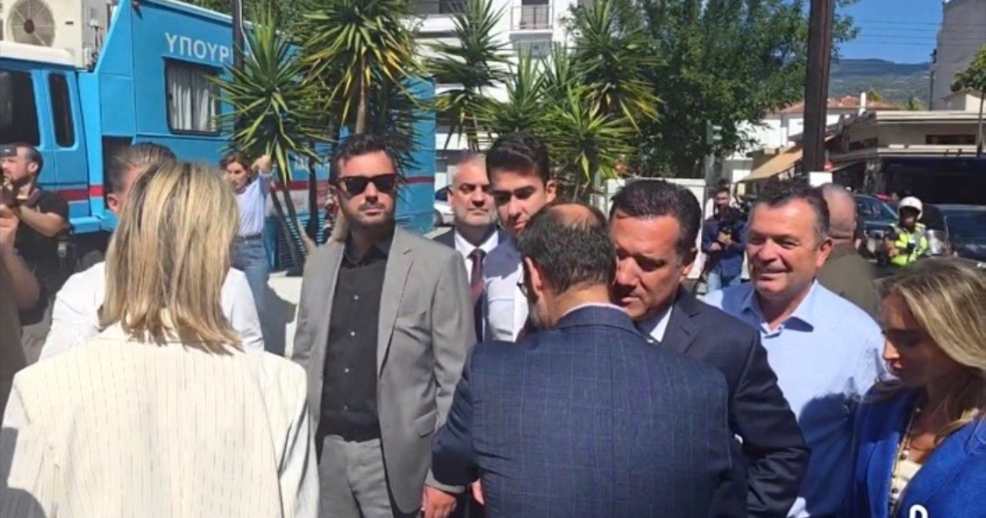Τι είπε ο Άδωνις στο αυτί του Μαραβέγια;