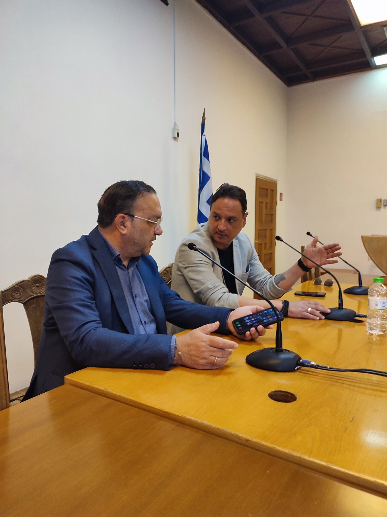 Βόλος: Κόκκινη μοκέτα στην αγορά και την παραλία για τα Χριστούγεννα