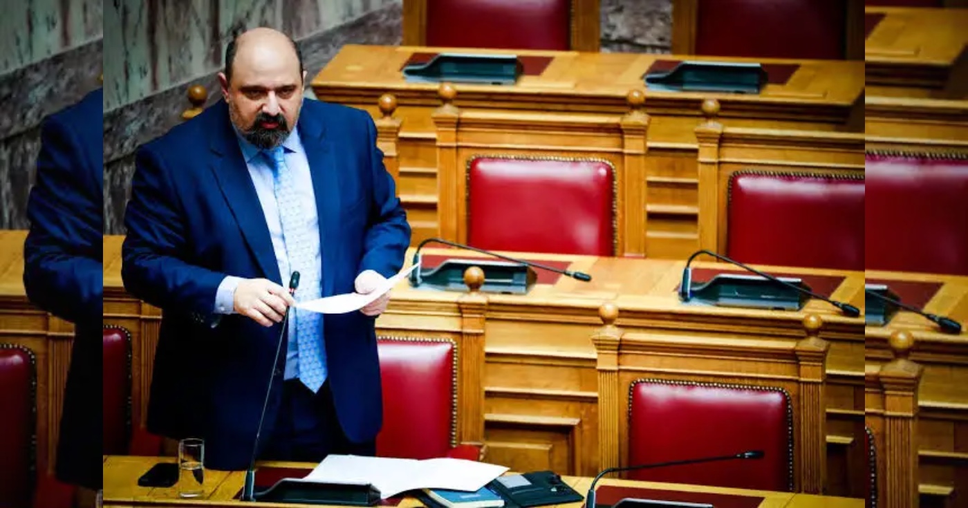 Τριαντόπουλος: Την έδρα την κρατά. Τον αγώνα τον άφησε;