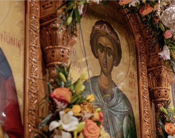 Η εικόνα του Αγίου Δημητρίου, στολισμένη με άνθη.