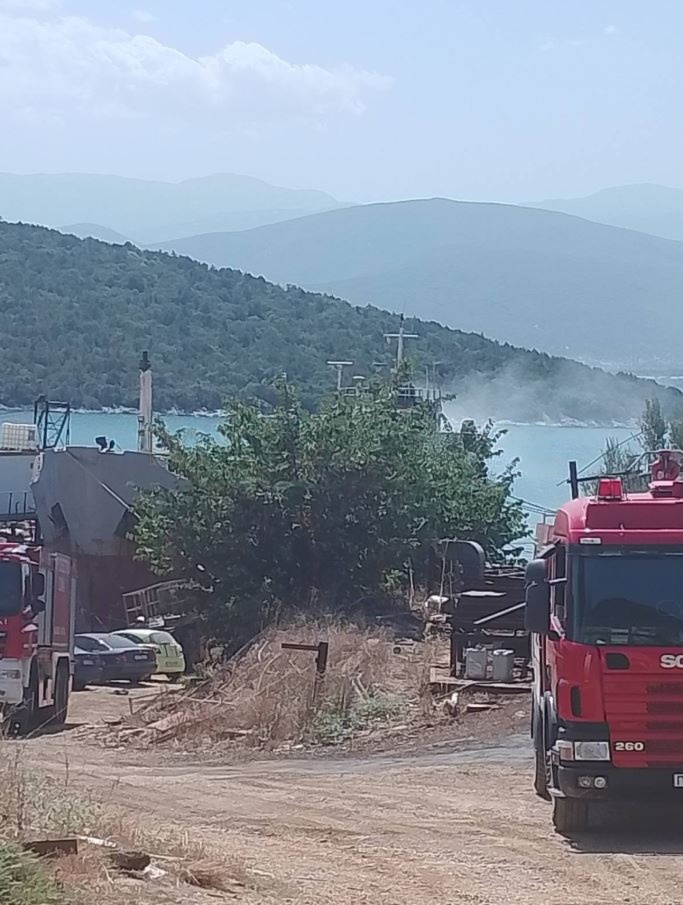 Εξακολουθεί να «καπνίζει» το πλοίο που πήρε φωτιά στο καρνάγιο της Αμαλιάπολης