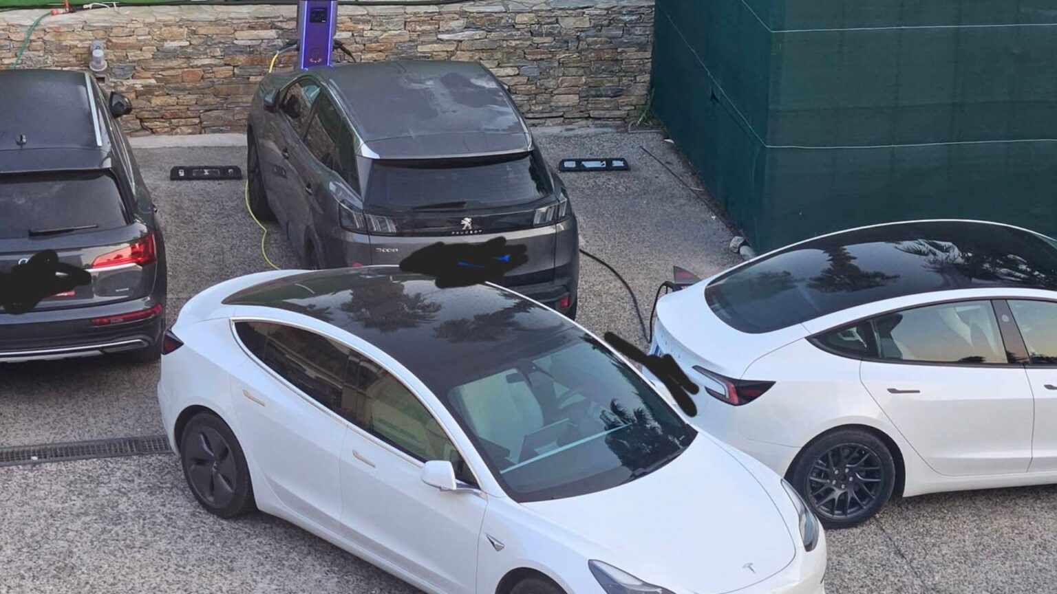 Oδηγοί Tesla στον Βόλο κλείνουν αυτοκίνητο που πάρκαρε στις θέσεις φόρτισης