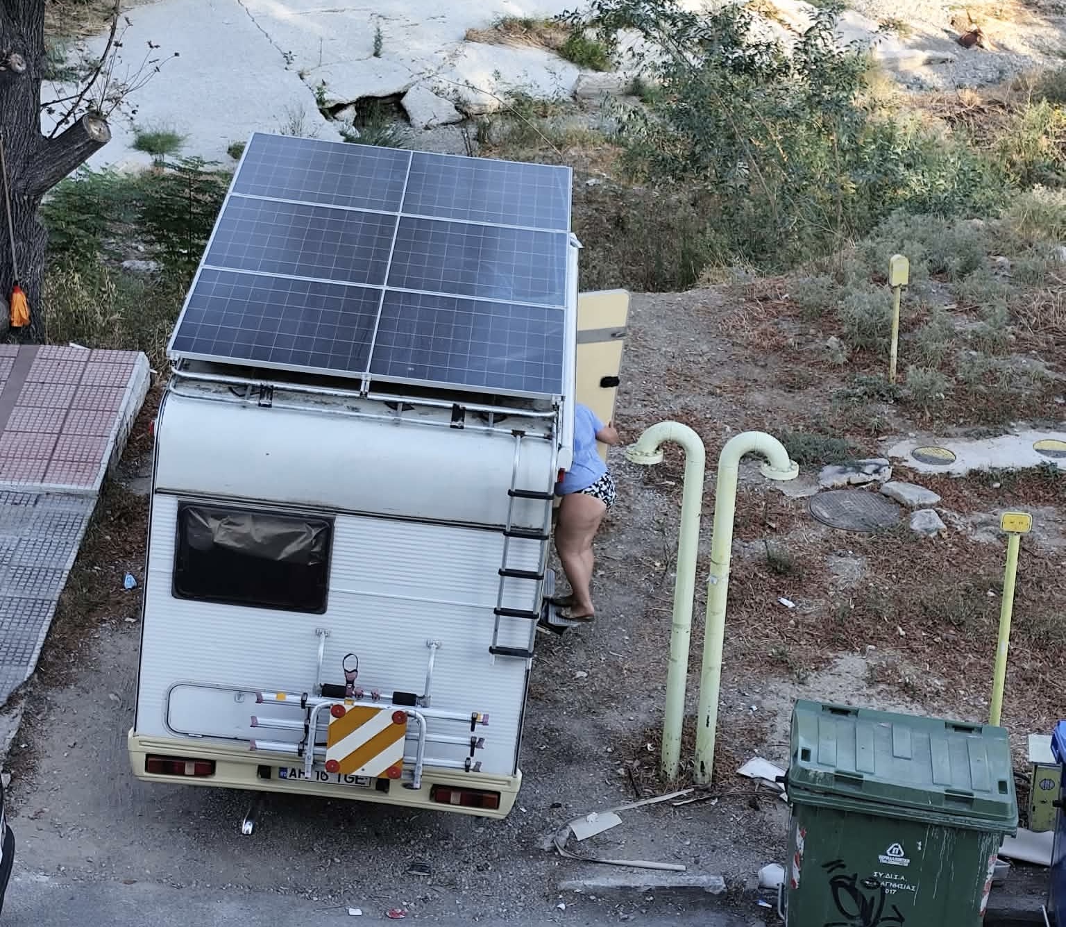 Παράξενες διακοπές στον Βόλο: Ζευγάρι τουριστών «έστησε» το τροχόσπιτό του στον Άναυρο [εικόνες]
