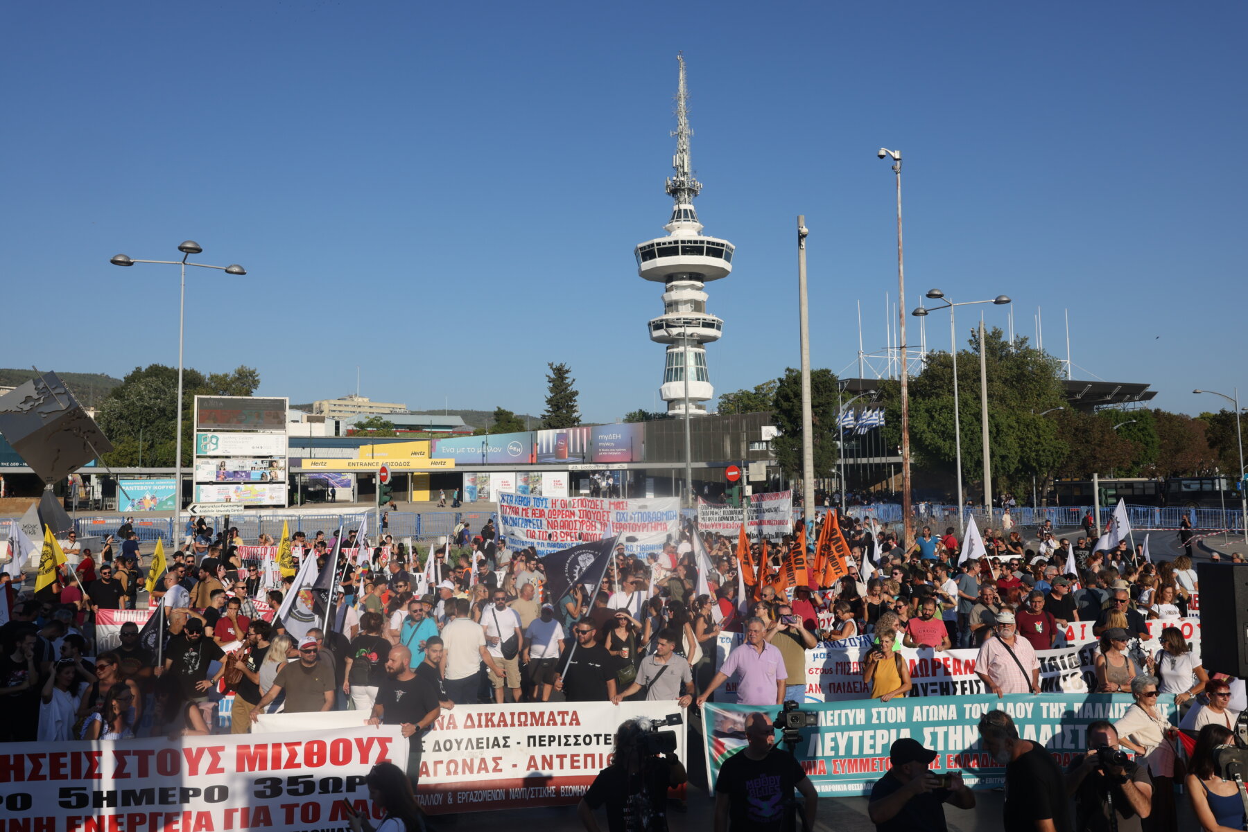 Βολιώτες εργαζόμενοι ετοιμάζονται για «απόβαση» στη ΔΕΘ – Οργανωμένη αναχώρηση από το δημαρχείο