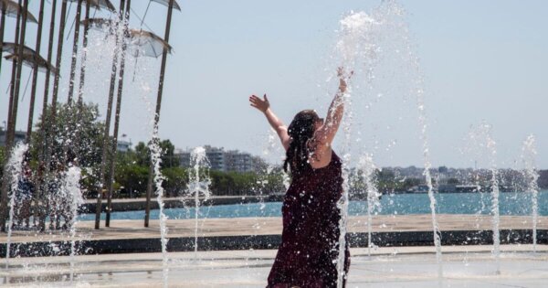Αδιαχώρητο στη Λευκή Νύχτα του Βόλου – Γεμάτα καταστήματα και μουσικές σε κάθε γωνιά [εικόνες]