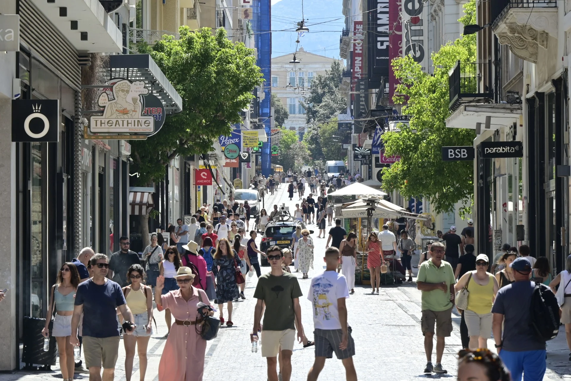 Θερινές εκπτώσεις: Αυλαία με χαμηλές πτήσεις – Χάθηκαν 400 εκατ. ευρώ από τον πήχη των προσδοκιών