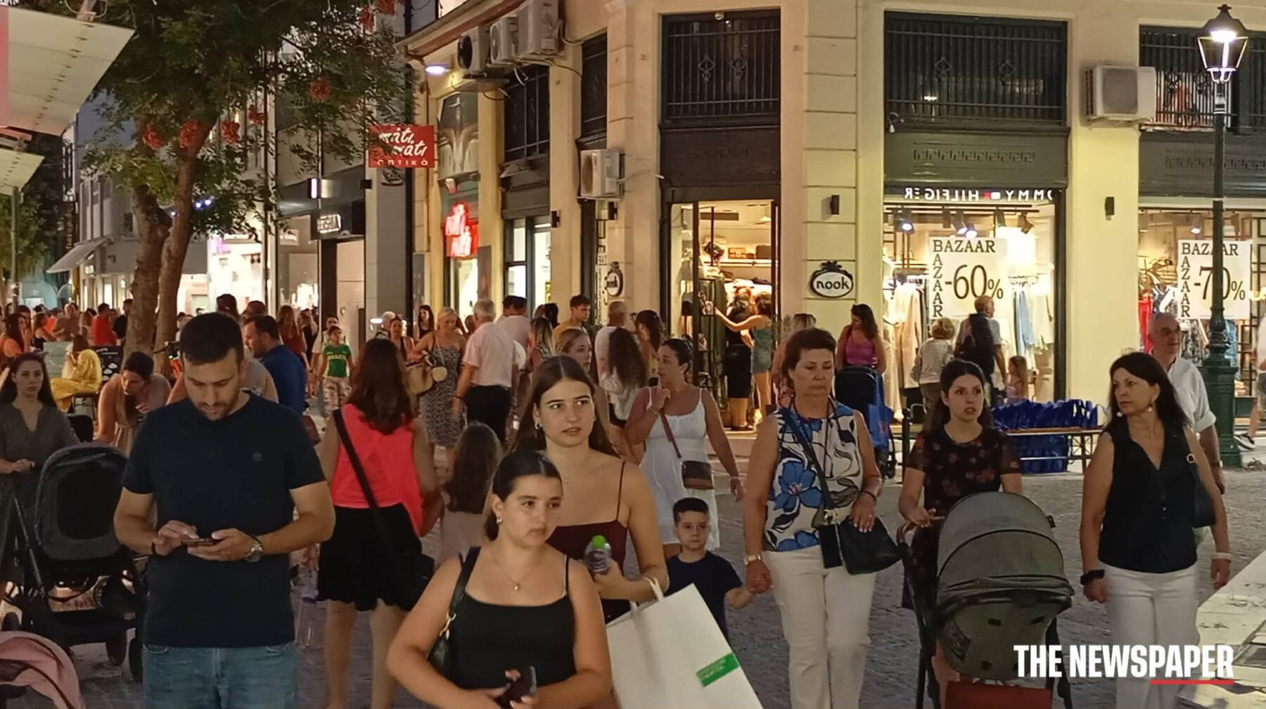 Λευκή Νύχτα: “Βουλιάζει” από κόσμο η εμπορική αγορά του Βόλου – Δείτε εικόνες