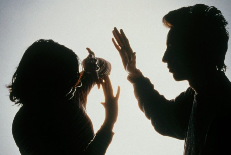 Στα δικαστήρια μητέρα και γιος μετά από καταγγελία γειτόνων για ενδοοικογενειακή βία