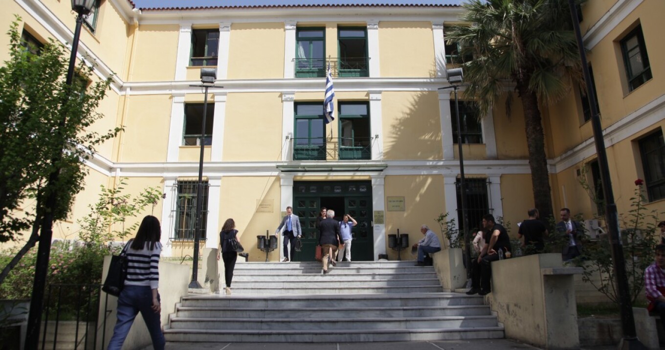Ελεύθερος μέχρι τη δίκη ο σύζυγος Βολιώτισσας παρουσιάστριας που κατηγορείται για ενδοοικογενειακή βία, δεν μπορεί να επιστρέψει στο σπίτι τους