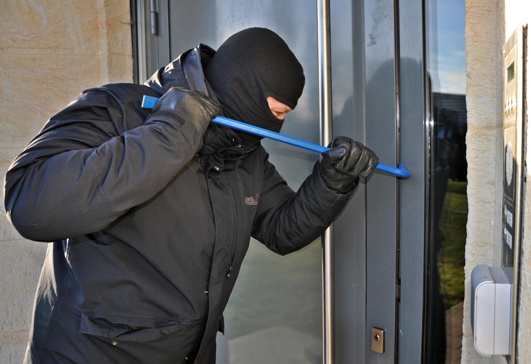 Παραβίασε παράθυρο και «σήκωσε» 3.500 ευρώ από επιχείρηση στον Βόλο