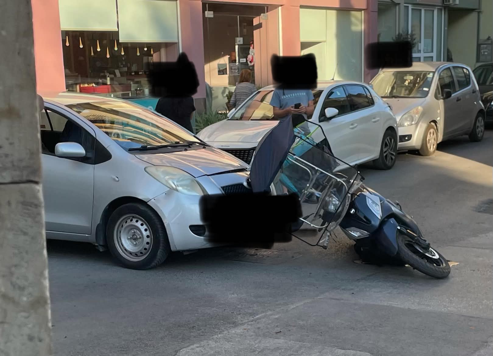Αυτοκίνητο συγκρούστηκε με μηχανάκι στο κέντρο του Βόλου λόγω παραβίασης προτεραιότητας