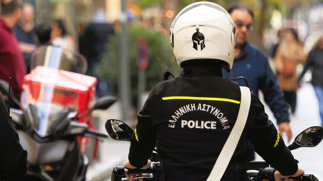 Βόλος: Ελεύθερος ο αστυνομικός που κατηγορείται ότι έπαιρνε «φακελάκι» για να σβήνει κλήσεις