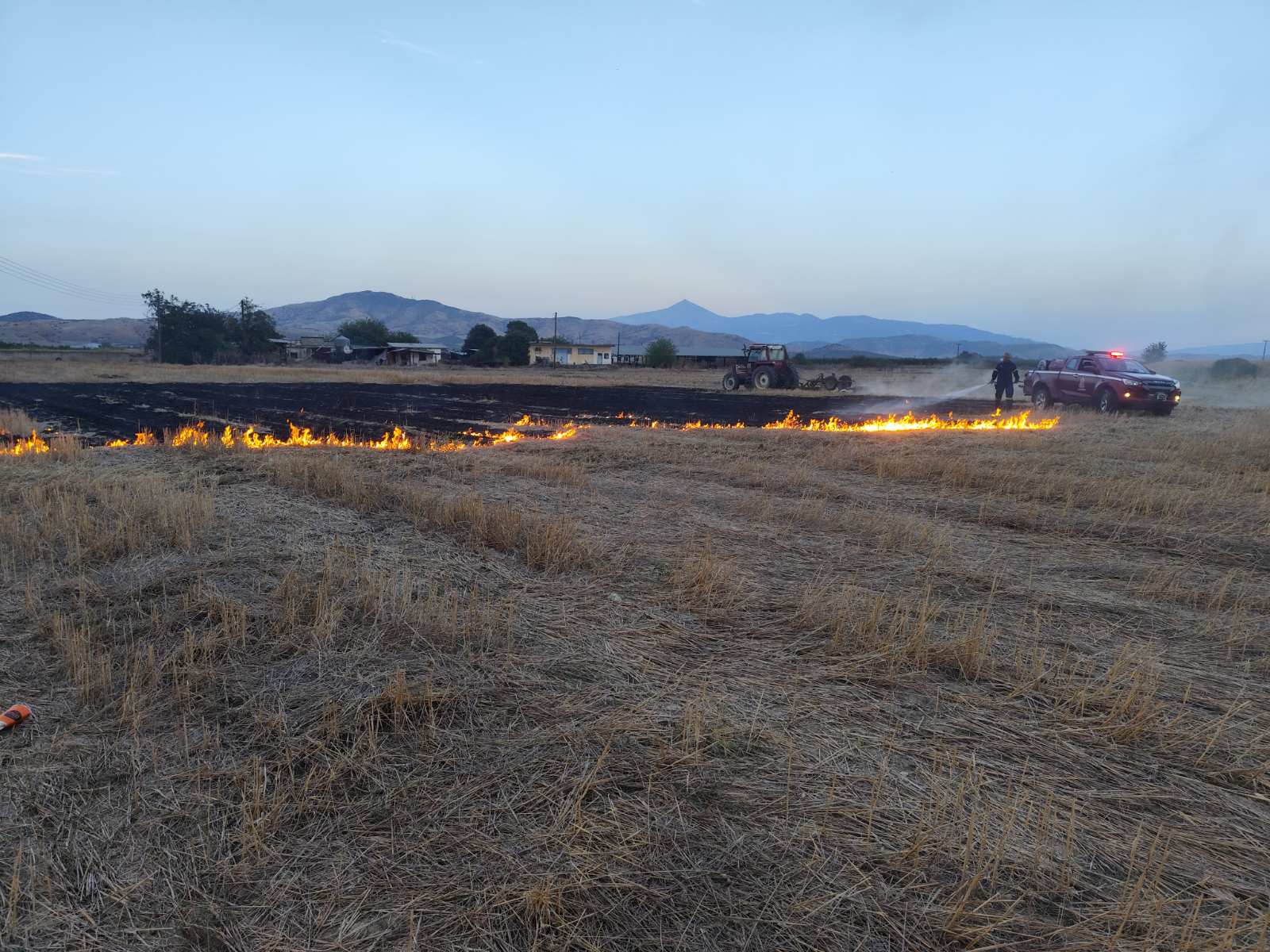 Ανησυχία για φωτιά κοντά σε σπίτια στον Βρυότοπο