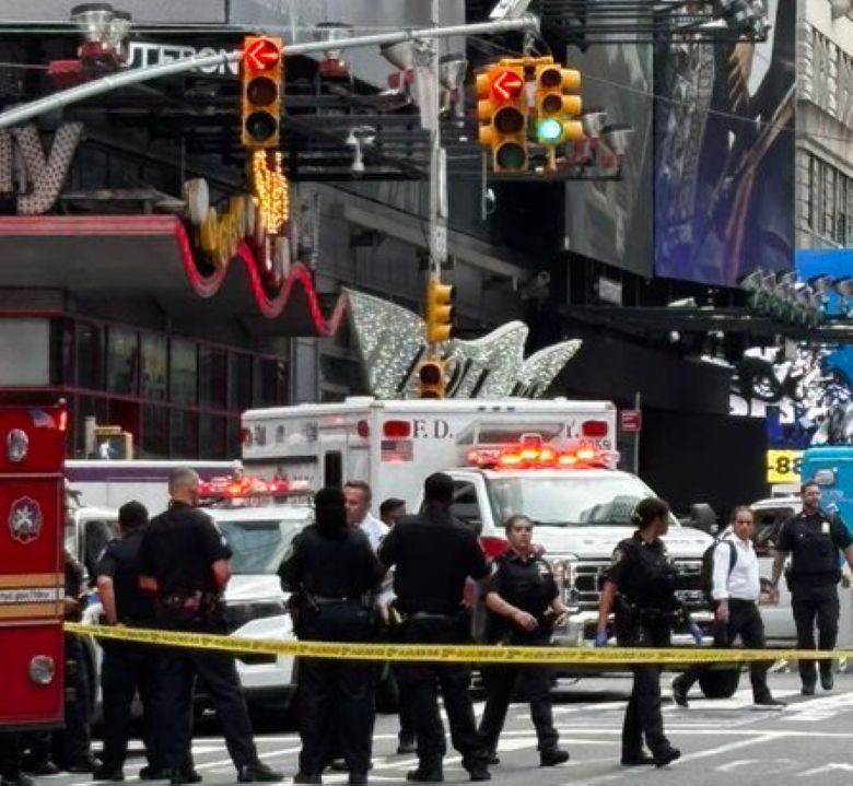 Νέα Υόρκη: Συναγερμός στην Times Square – Αστυνομικός πυροβόλησε γυναίκα μετά από επίθεση με μαχαίρι