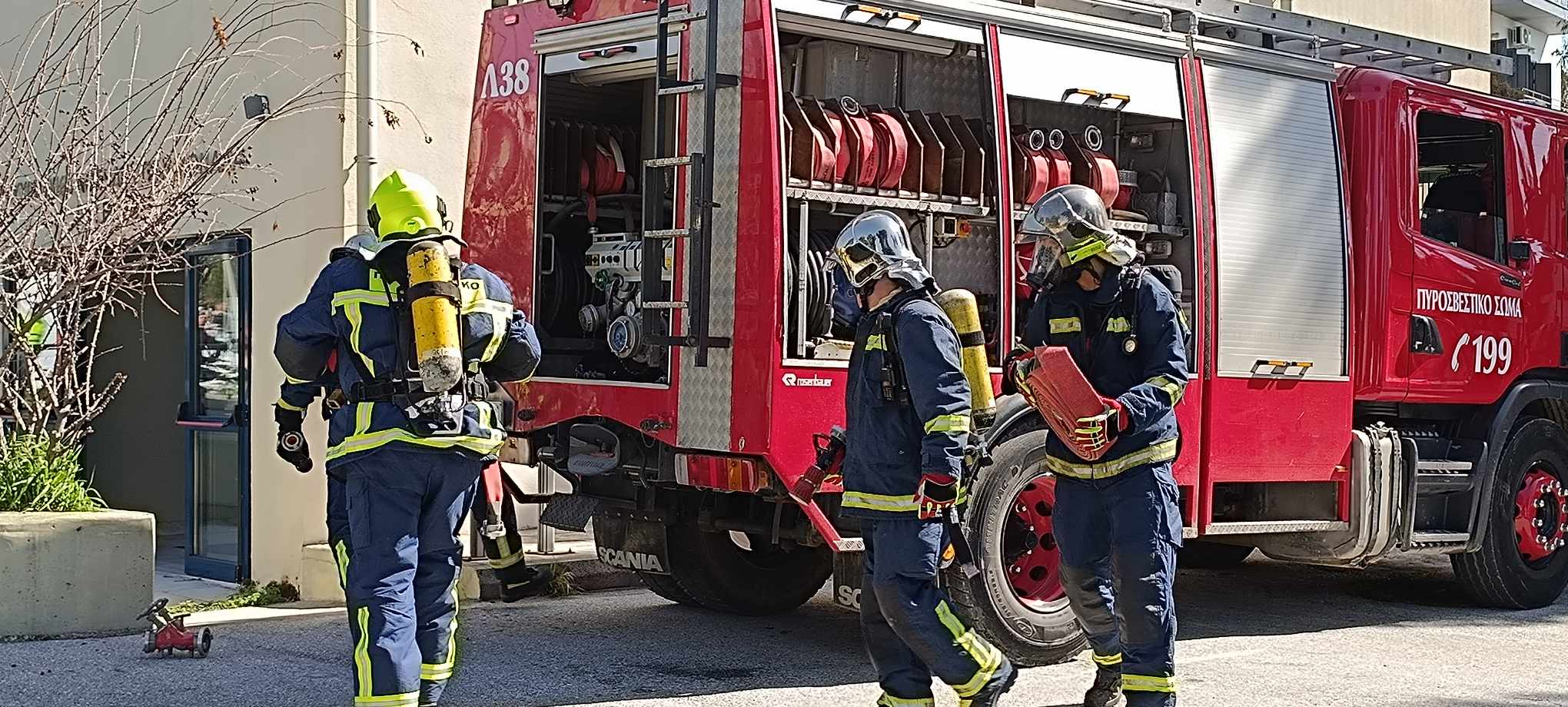 Φωτιά δίπλα σε σπίτι στον δρόμο Βελεστίνου–Αερινού – Κινητοποίηση της Πυροσβεστικής