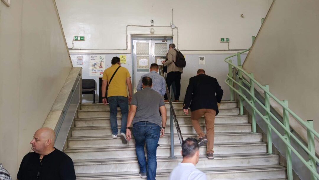Ελεύθερος με περιοριστικούς όρους ο αστυνομικός στον Βόλο που έπαιρνε χρήματα για να επιστρέφει πινακίδες κυκλοφορίας- Δανείστηκε από το……..ταμείο υποστηρίζει ο δικηγόρος του!!!