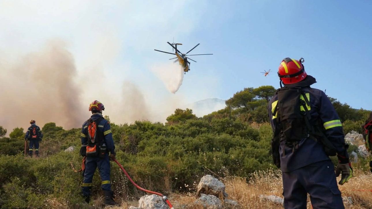 Εντοπίστηκε σορός στο όχημα από το οποίο ξεκίνησε η φωτιά στον Κουβαρά - Τέθηκε υπό έλεγχο
