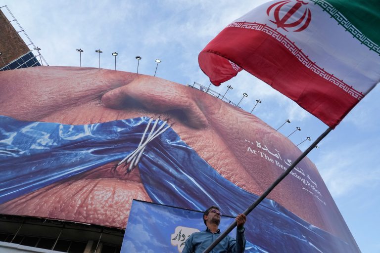 Μαρκ Γουόρνερ: Πλήρης αποτυχία ο πόλεμος του Τραμπ με το Ιράν