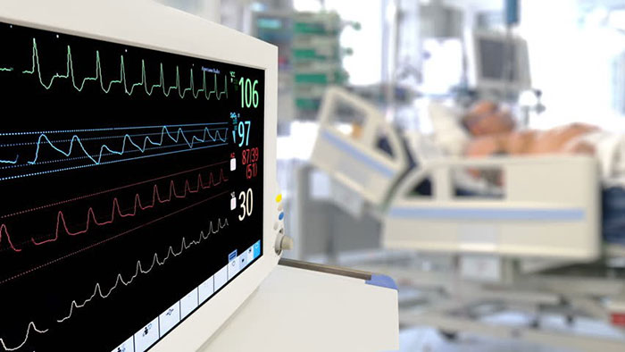 Παραμένει διασωληνωμένος και σε κρίσιμη κατάσταση ο 49χρονος που υπέστη ανακοπή στην παραλία του Βόλου, την περασμένη Κυριακή