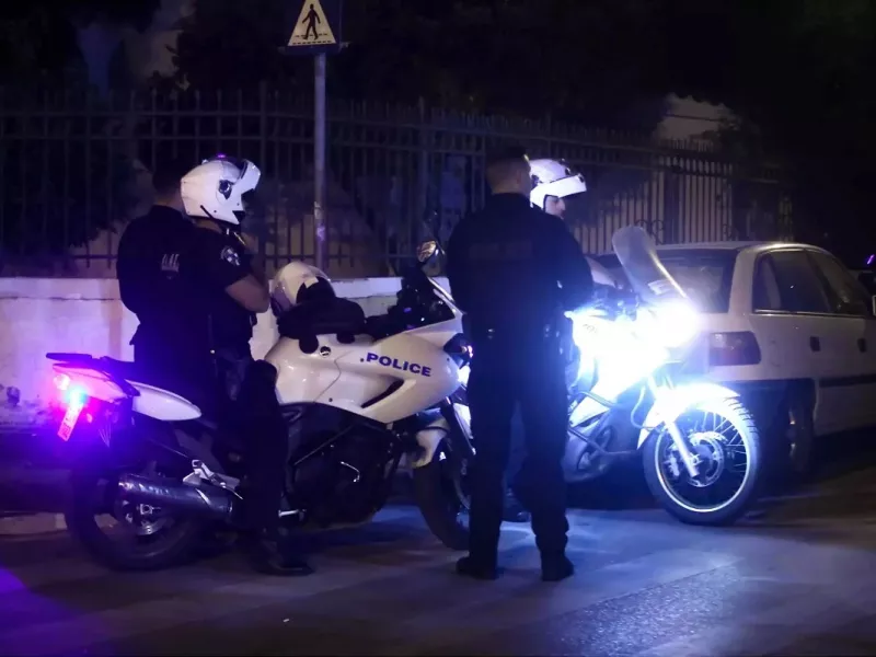 Επεισοδιακή καταδίωξη και άγρια συμπλοκή στους δρόμους του Κορυδαλλού – Ένας τραυματίας και πέντε προσαγωγές
