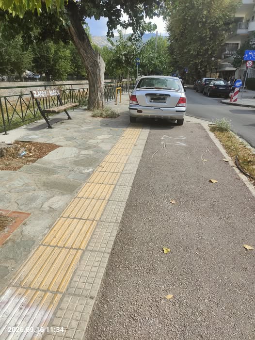 Ασυνείδητος στον Βόλο έκλεισε με το αυτοκίνητό του, ποδηλατόδρομο και διάβαση τυφλών ταυτόχρονα!!