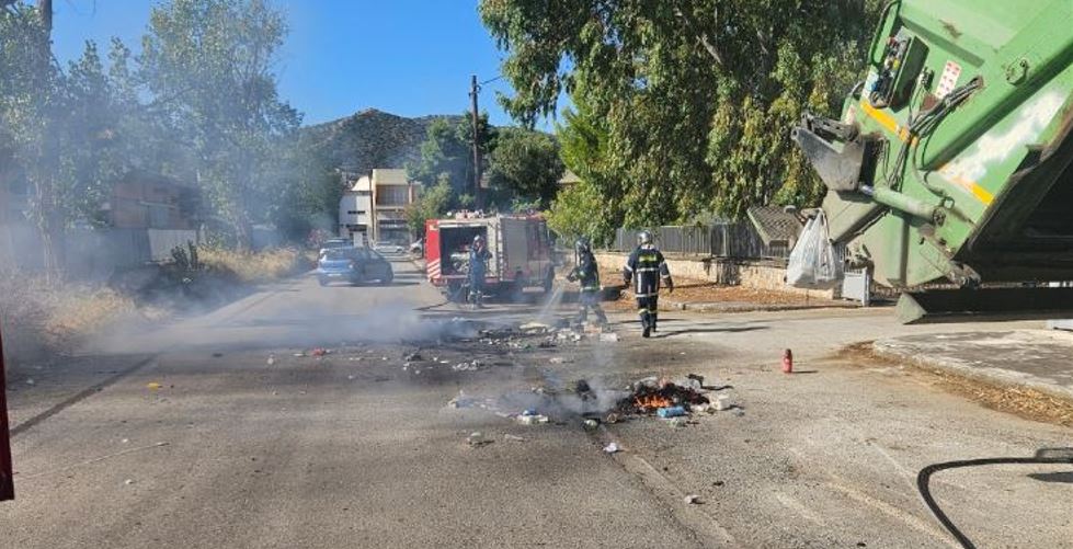 Βόλος: Λαμπάδιασε απορριμματοφόρο στη μέση του δρόμου – Κάρβουνα σε κάδο προκάλεσαν φωτιά