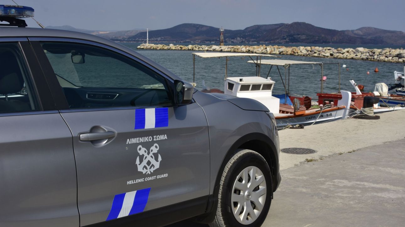 Ναυπακτία: Αυτοκίνητο κατέληξε στη θάλασσα - Εικόνες από την επιχείρηση ανάσυρσής του