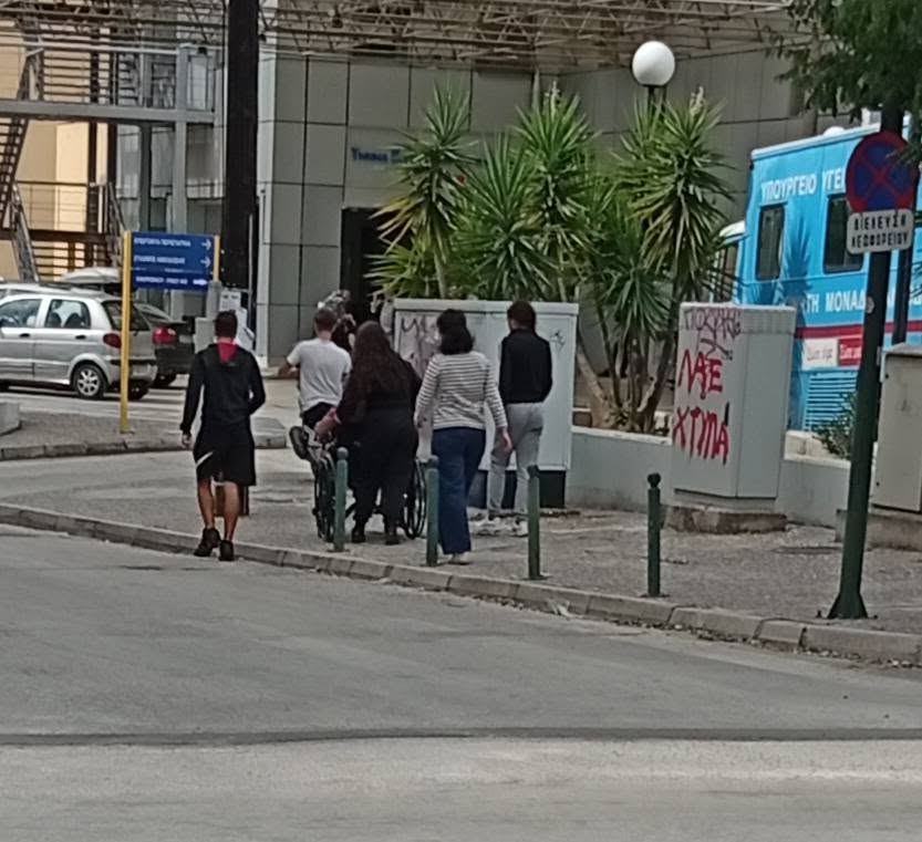 Μαθητές μετέφεραν με καρότσι στα Επείγοντα έναν άνθρωπο που κατέρρευσε έξω από το Νοσοκομείο Βόλου,