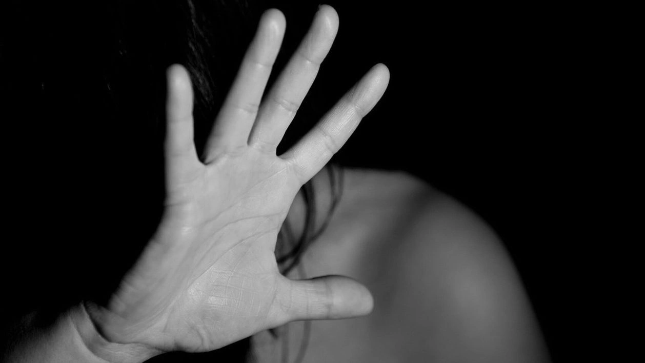Αγρια βία μεταξύ ζευγαριού τοξικομανών στον Βόλο-Εντρομοι κάτοικοι συνοικίας της πόλης έβλεπαν την αγριότητα των χτυπημάτων ενός άνδρα κατά μιας 36χρονης γυναίκας