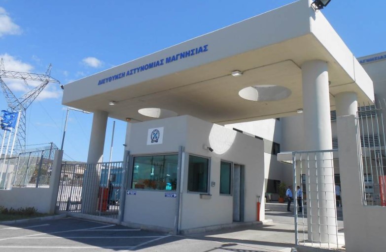 Βόλος: Ερευνάται αστυνομικός που φέρεται να ελάμβανε χρήματα για να τακτοποιήσει… κλήσεις – Στον Βόλο κλιμάκιο της ΕΛΑΣ