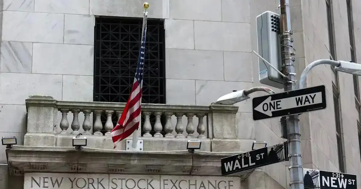 Ο Dow Jones έχασε 400 μονάδες – Πτώση μετά το άλμα του Brent πάνω από τα 101 δολάρια