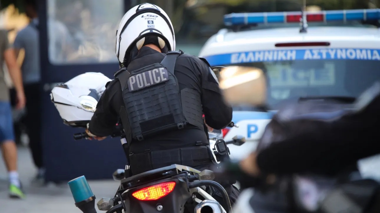 Χειροπέδες σε αστυνομικό στον Βόλο: Ζήτησε 700 ευρώ για να επιστρέψει πινακίδες