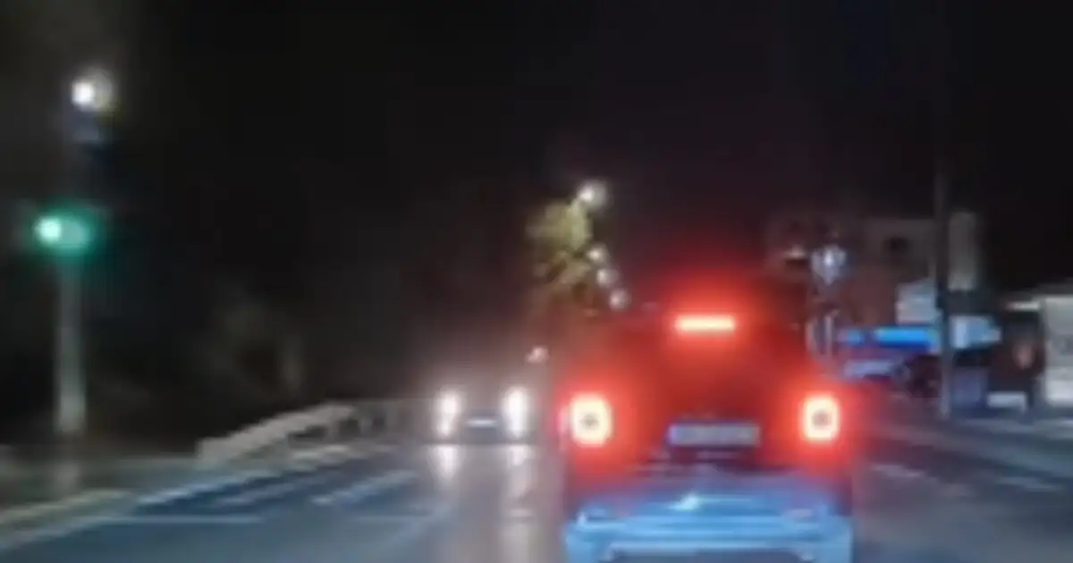 Βούλα: Βίντεο με οδηγό αυτοκινήτου να πηγαίνει ανάποδα στην παραλιακή