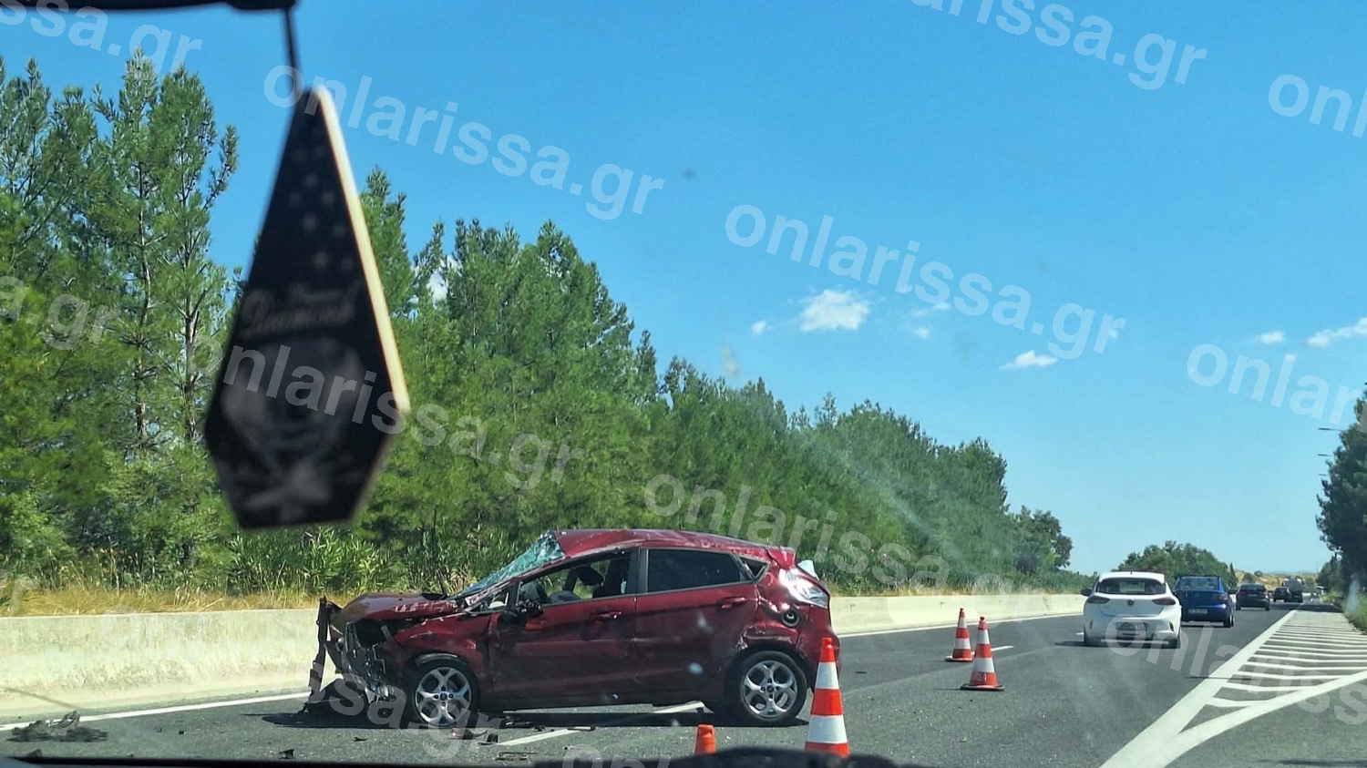 Σφοδρό τροχαίο στην εθνική Λάρισας – Αθήνας: Αυτοκίνητο έπεσε στις μπάρες, τραυματίστηκε η οδηγός