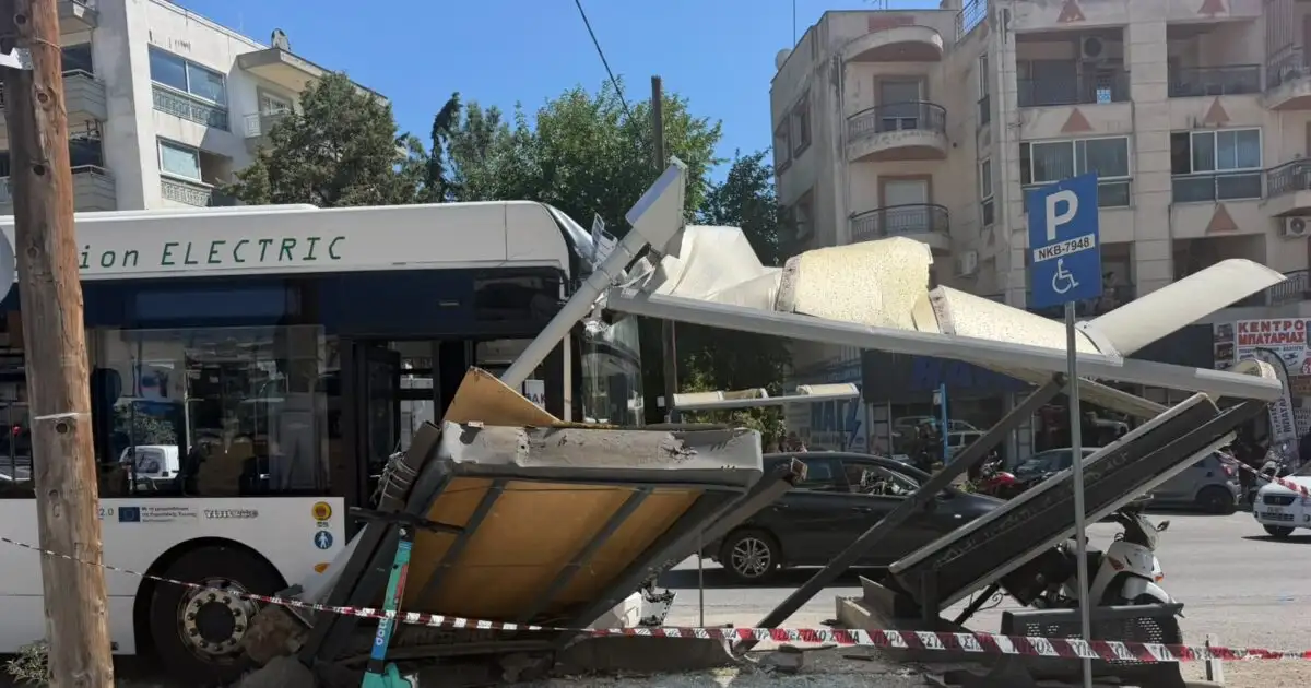 Θεσσαλονίκη: Βίντεο ντοκουμέντο με το λεωφορείο που έπεσε στη στάση – Η τραυματισμένη γυναίκα και οι πρώτες στιγμές πανικού