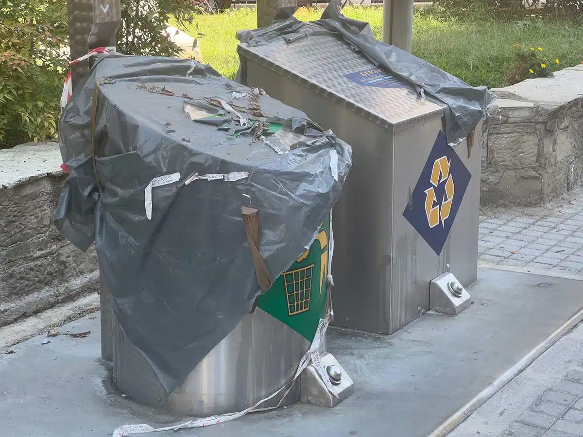 Τρίκαλα: Βυθιζόμενοι κάδοι με… μαύρες σακούλες