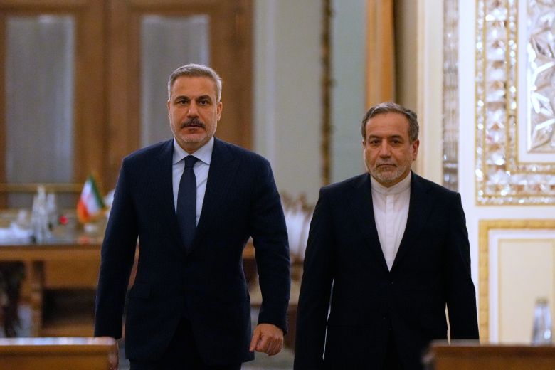 Τηλεφωνική επικοινωνία Αραγτσί – Φιντάν: Στο επίκεντρο το Ορμούζ και οι περιφερειακές συγκρούσεις