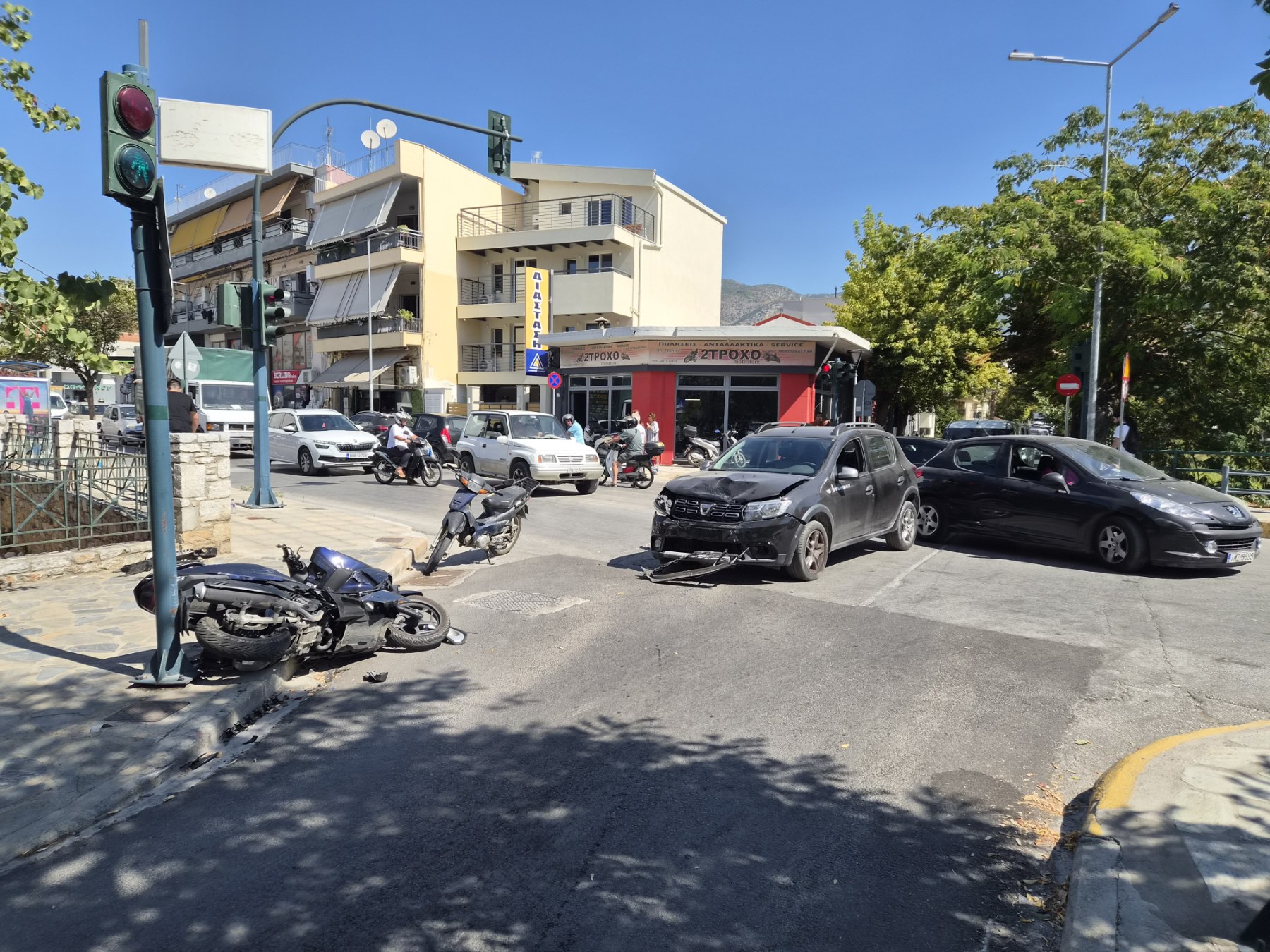 Βόλος: Δυο άτομα τραυματίστηκαν σε τροχαίο