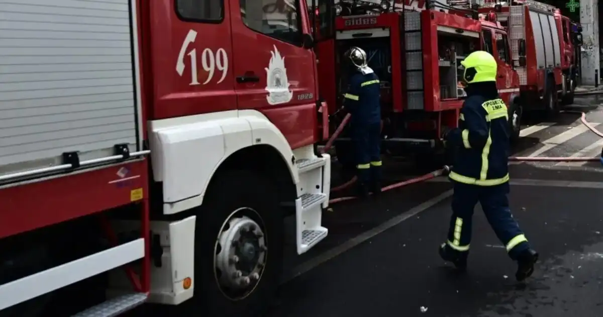 Φωτιά στο Ωραιόκαστρο Θεσσαλονίκης: Καίει σε χώρο επιχείρησης μετάλλων