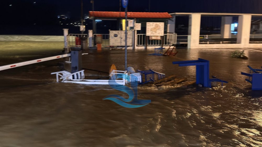 Σκιάθος: Ζημιές σε επιχειρήσεις από το χθεσινό μπουρίνι που μετέτρεψε δρόμους σε ποτάμια (φωτό)