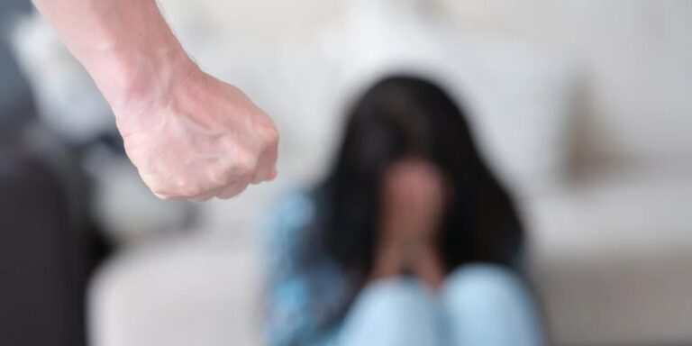 Πώς θα λειτουργεί το «βραχιολάκι» στους κατηγορούμενους για ενδοοικογενειακή βία – Οι τραγικές υποθέσεις που αναδεικνύουν την ανάγκη χρήσης του