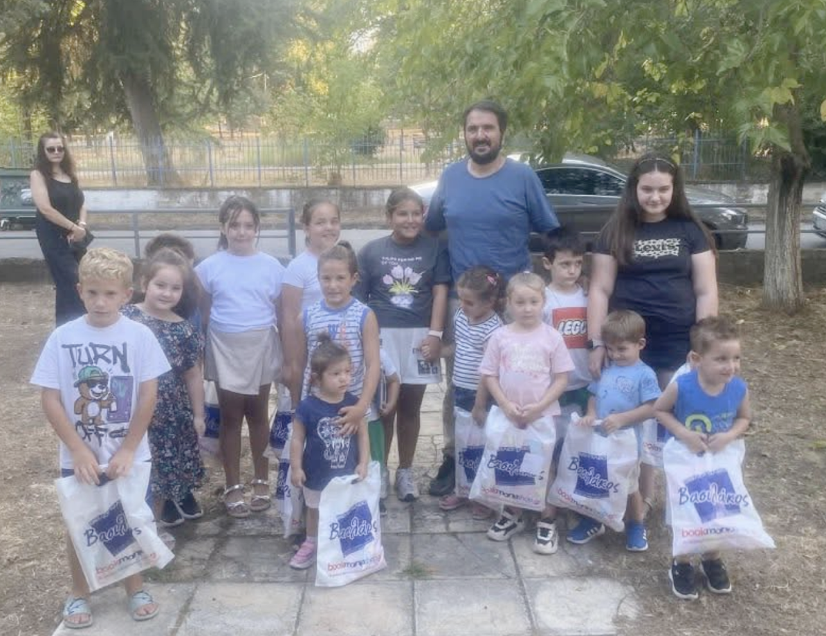 Σχολικά είδη και ευχές για τη νέα χρονιά στα παιδιά του Ξινονερίου