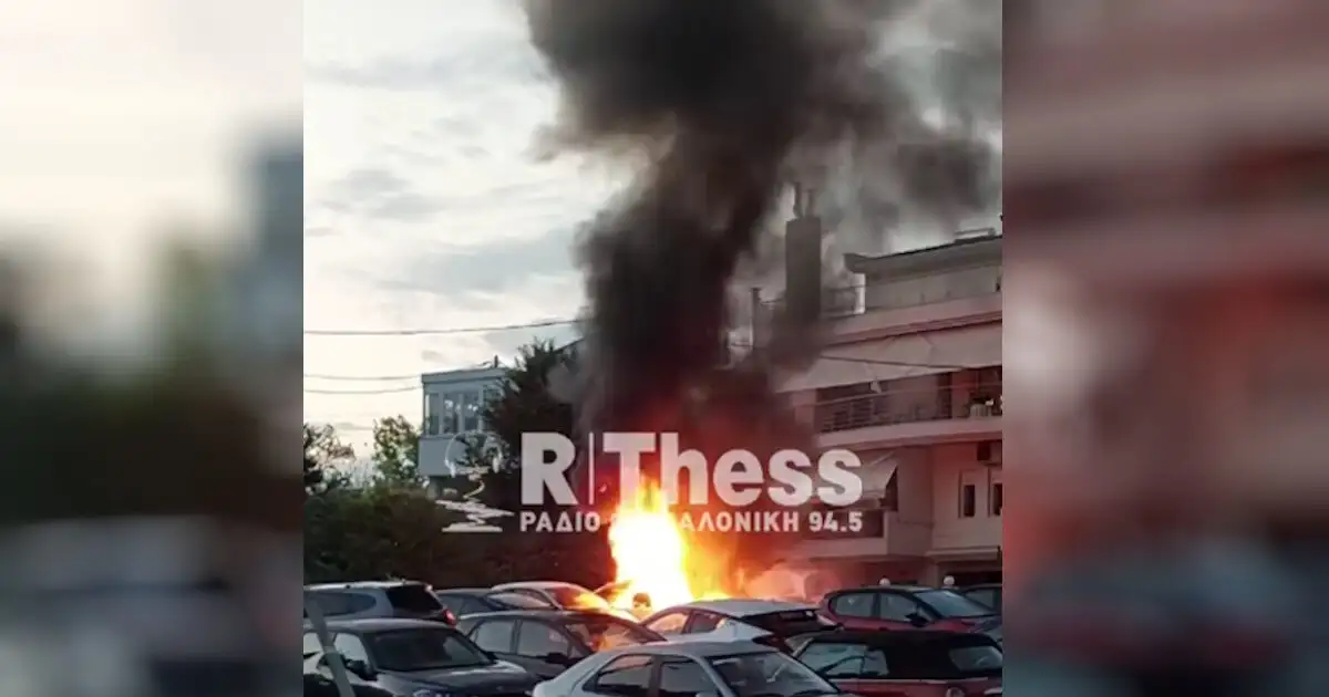 Θεσσαλονίκη: Τρία αυτοκίνητα τυλίχτηκαν στις φλόγες στην Πυλαία – Πυκνοί καπνοί σκέπασαν τον ουρανό