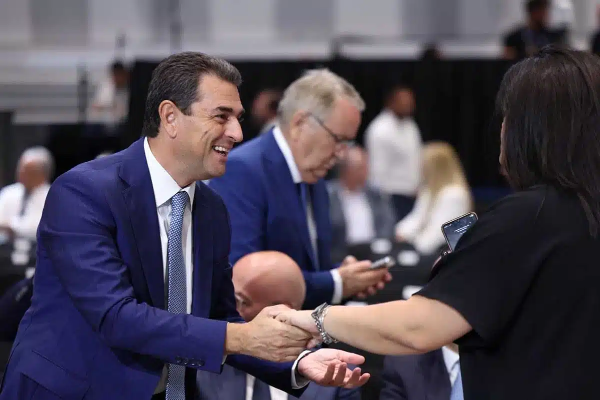 Σκρέκας στη ΔΕΘ: Δεν προλάβαινε τις χειραψίες