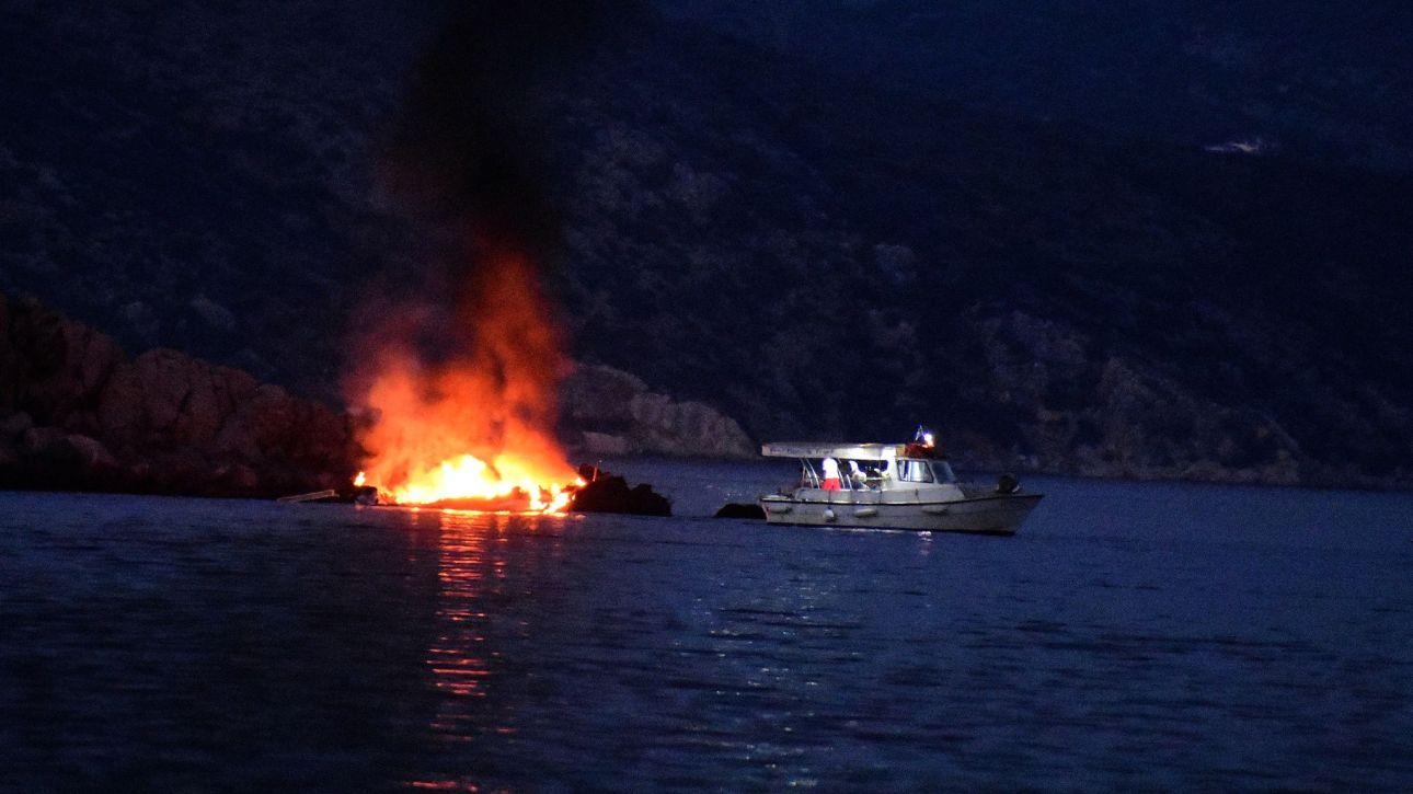 Φωτιά σε ταχύπλοο στο Δεβελίκι Χαλκιδικής - Εκκένωσε μόνος του το σκάφος ο επιβάτης
