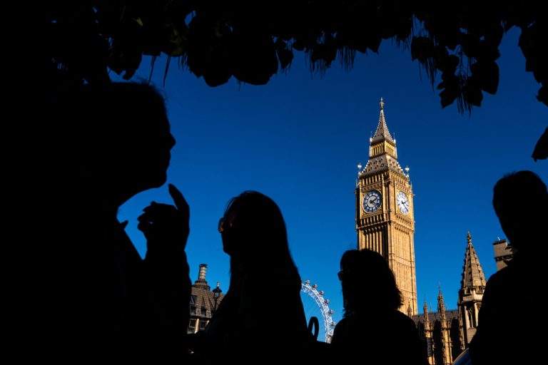 Η Βρετανία εντείνει την πίεση στα «σκιώδη» χρηματοπιστωτικά δίκτυα που στηρίζουν τη Ρωσία
