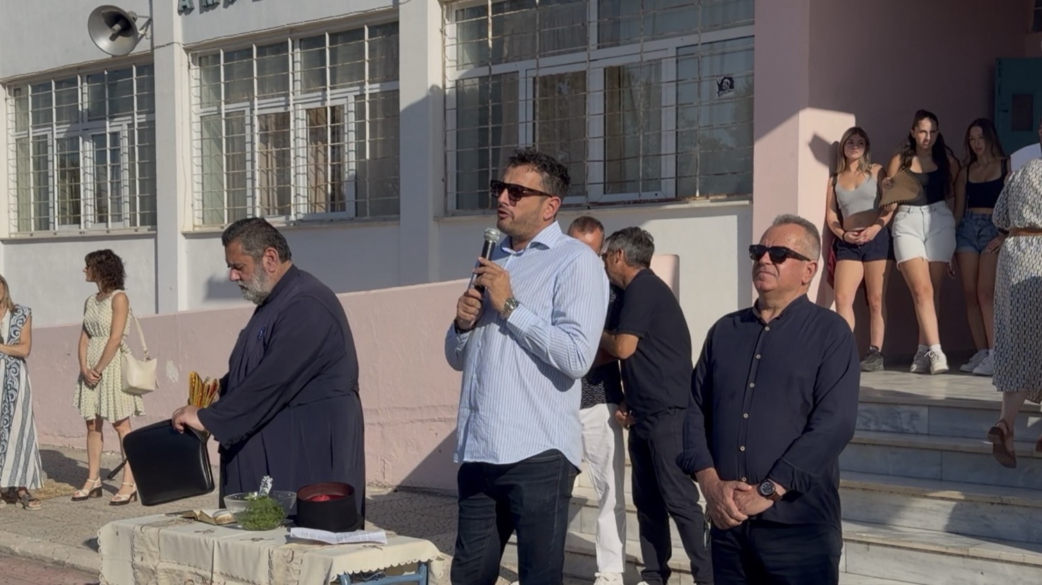 Στους αγιασμούς των σχολείων του Αμπελώνα και του Τυρνάβου ο Δήμαρχος Στέλιος Τσικριτσής (φώτο)